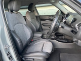●前席:ゆったりとしたドライバースペースで、長時間の運転でも快適にお過ごしいただけます。