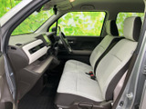 運転席からの視界は広く、運転操作もスムーズに行えます。快適なドライブをサポートする空間です。