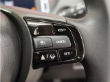 ◆アダプティブクルーズコントロール◆予め設定した車速内でクルマが自動的に加減速。前走車との適切な車間距離を維持しながら追従走行します。【LKAS】車線維持支援システムでステアリング操作を支援。