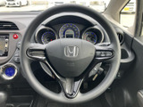 握りやすい形状で、運転操作をサポート。手にフィットするステアリングで、快適なドライビングを。操作性も高く、運転がしやすくなっています。