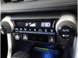 左右独立温度コントロールフルオートエアコンです。運転席、助手席それぞれで独立して温度設定ができます。冷え性の方が乗っても安心ですね♪