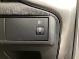 運転席、助手席間にはトレイもありますので、バッグなども置くことができます。