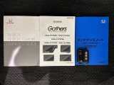 スマートキーは鍵をバッグに入れたままでもドアロックの開閉やエンジンのON・OFFができます。夜間や雨の日も鍵を探さなくて良いので便利です。