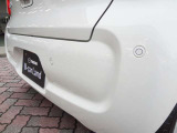 駐車時の接近物確認を補助する障害物センサー付きです。