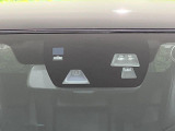 【i-ACTIVESENSE】走行中に前方の車両等を認識し、衝突しそうな時は警報とブレーキで衝突回避と被害軽減をアシスト。より安全にドライブをお楽しみいただけます。