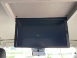 後席専用モニターです。後席でテレビをワイドな画面でお楽しみ頂けます!(ルーフ取り付けタイプ:11インチワイドVGA液晶モニター)。
