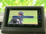 停車中に楽しめるTV機能。長距離ドライブや休憩時間のお供に最適です。家族や友人と一緒に、楽しい時間を過ごしませんか?