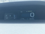 視認性の高いメーターで、運転に必要な情報を的確に把握できます。運転状況が一目でわかり、安全運転をサポートします。