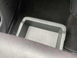 助手席にはアンダートレイも備えちょっとした収納に便利です。