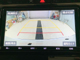 ディスプレイに後方の視界を表示し、車庫入れをサポート「距離目安線」「車幅延長線」およびステアリング操作に連動する「予想進路線」を画面に表示します。※必ず車両周辺の安全を直接確認してください。