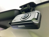 視認性の高いメーターで運転に必要な情報をわかりやすく表示。洗練されたデザインが、運転席をスタイリッシュに演出します。夜間でも見やすい照明も装備しています。