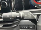 雨の日の運転をサポートするワイパーレバー。操作も簡単で、視界を確保しやすく、安全な運転をサポートします。