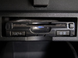 コンソール内一体型のビルトインETC装備!見た目の部分も良いですが、ETCカードの盗難防止になる設置箇所です!料金所の渋滞回避!時間帯・日によって料金の軽減を受けられます!ストレス知らずのドライブ!