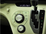 オートエアコンを装備しておりますので、四季を通じて車内を快適な温度に保つことが出来ます!高級感が有りますね!