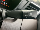 操作感の良いウインカーレバーで、スムーズな車線変更や右左折をサポートします。直感的な操作で、安全確認をしっかり行えます。