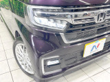 【LEDヘッドライト】悪天候や夜間走行時も良好な視界を確保し安心して運転できる高輝度LEDヘッドライトを装備!点灯速度が早く、消費電力も抑えられています。