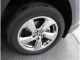 かっこいいホイールですね。 車のイメージを大きく左右するホイール部分はコダワリを持ちたいですね。