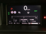 デジタル表示のスピードメーターとタコメーター、燃費やオドメーターなどの表示の他に、ホンダセンシング機能などの表示もできる多機能なマルチインフォメーション・ディスプレイです。