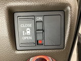 左側電動スライドドアは運転席からでも操作ができるように、ハンドル付近に開閉の操作スイッチが付いています。