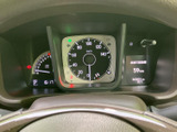 視認性の高いメーターで、運転に必要な情報をしっかり確認できます。走行距離や燃費など、車両の状態を把握しやすいデザインが魅力です。