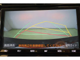 ハンドル操作に連動してガイドラインが変化するバックカメラ搭載です。クルマは構造上たくさんの死角がありますので、とても便利な機能ですね。あくまで補助の為の装備ですのでバックは目視での確認が大事ですよ!