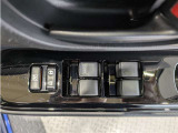 パワーウィンドウのスイッチですよ。 運転席に居ながら窓を開け閉めのコントロールできますよ。 ロック機能で、子供がイタズラして窓を開けるという事も無くなりますよ。