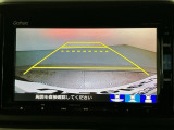 リバースギアに入れるだけで後方の表示へ切り替わります。夜間や雨の日の駐車も楽になりますよ。