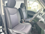 運転席まわりには十分なスペースがあり、大柄な方でもゆったり運転していただける環境です。
