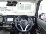 視界や操作まわりを確認しやすい運転席です。