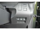 運転席右側には、インストルメントパネルの表示切替、ステアリングヒーターのON/OF、サイドカメラモニターのON/OF等のスイッチがございます。
