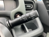 操作しやすいウインカーレバーは、スムーズな車線変更や右左折をサポートします。安全運転に貢献します。