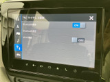Wi-Fi接続やBluetooth設定など、車両設定を直感的に操作できるモニター画面です。自分好みにカスタマイズして快適なカーライフを。