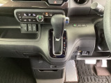 足元スッキリ、インパネシフトです。パーキングブレーキはフットブレーキタイプなので、運転席と助手席の間がスッキリしています。
