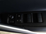 パワーウィンドウスイッチで運転席から全席の窓の開閉ができます。