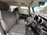フロントシートのお写真です。 広い足元と、ゆったり座れるシートは長時間の運転でも疲れにくくなっております♪