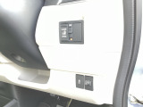 パワースライドドアの開閉はスマートキーのリモコンやドアノブは勿論、運転席側のスイッチ操作でも開閉ができ、安全・簡単です。