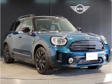 MINIのフロントグリルのデザインはイギリスで生まれた当初から、シルバーのサイドバーが折り重なった伝統的なデザインで御座います。その伝統はBMWのお車になってからでも少しずつ形を変えて守られております