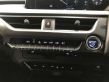 左右独立温度コントロールフルオートエアコンです。運転席、助手席それぞれで独立して温度設定ができます。冷え性の方が乗っても安心ですね♪