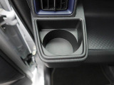カップホルダーは運転席や助手席からちょうど手の届く位置です!!
