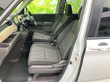 運転席周りはシンプルで操作性に優れています。必要な情報を一目で確認でき、安全運転をサポートします。快適なドライブを約束する空間です。