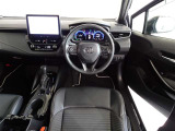 革巻きステアリングで快適な操作性の運転席です。