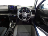 革巻きステアリングで快適な操作性の運転席です。
