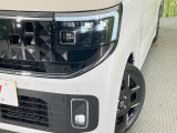 【LEDヘッドライト】悪天候や夜間走行時も良好な視界を確保し安心して運転できる高輝度LEDヘッドライトを装備!点灯速度が早く、消費電力も抑えられています。
