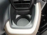 カップホルダーは運転席や助手席からちょうど手の届く位置です!!
