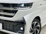 【LEDヘッドライト】悪天候や夜間走行時も良好な視界を確保し安心して運転できる高輝度LEDヘッドライトを装備!点灯速度が早く、消費電力も抑えられています。