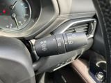 操作しやすいウインカーレバーで、安全な車線変更をサポート。直感的に操作できるので、運転に集中できます。
