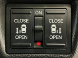【両側パワースライドドア】両側がパワースライドドアになっており、運転席のスイッチやスマートキーでも開閉が可能です!開口部も広いので乗り降りも楽々♪