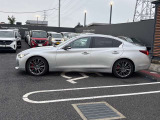 当店は照明・屋根付きスペースございますので雨天時も安心して現車確認が可能です。