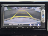 駐車時の安全確認をサポートするバックカメラも使用できます。インターナビで様々な情報を得ることもできます。