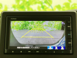 後方を確認しやすく、安全な運転をサポートします。狭い道や駐車時も、自信を持って運転できます。視認性の高いガイドラインも便利です。